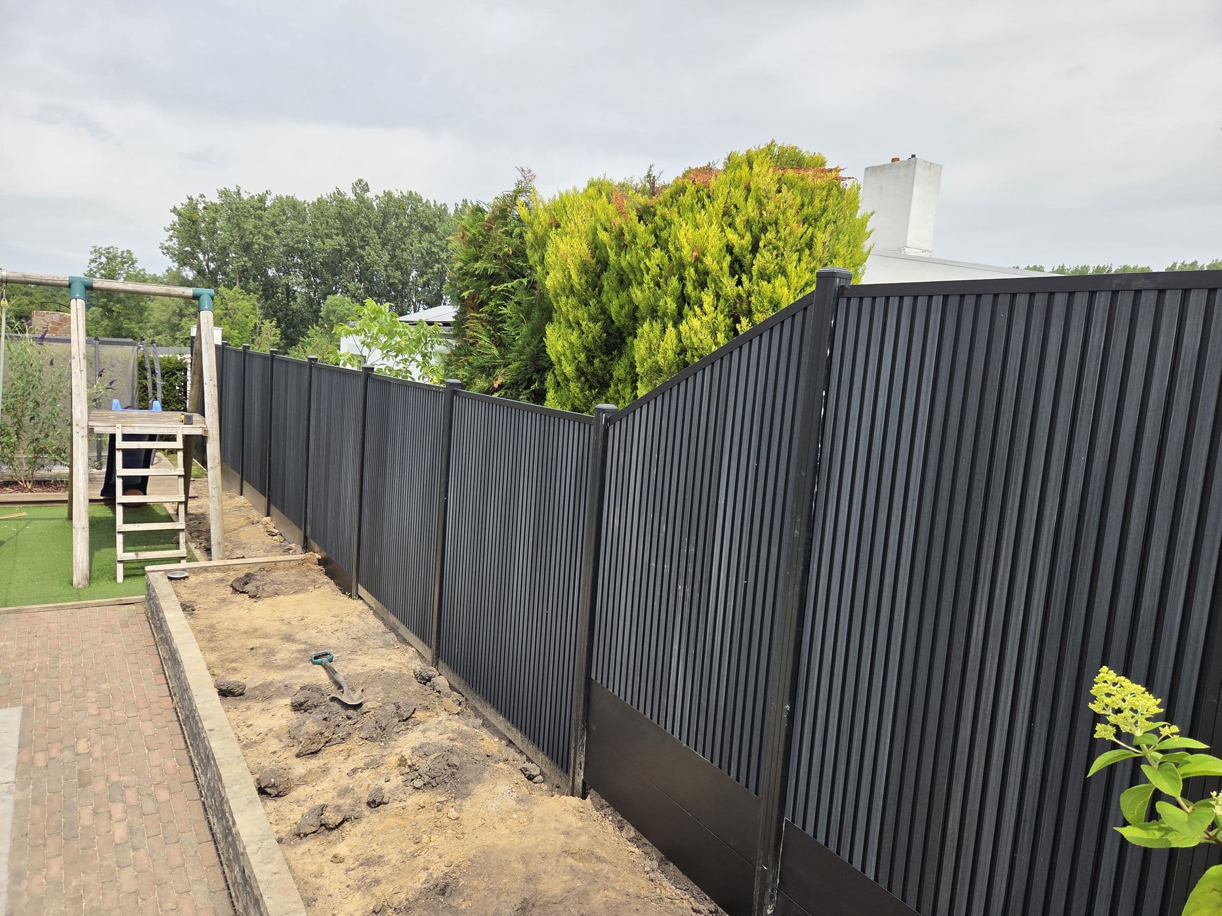 Composiet antraciet: Antraciet schutting rond een speelplek