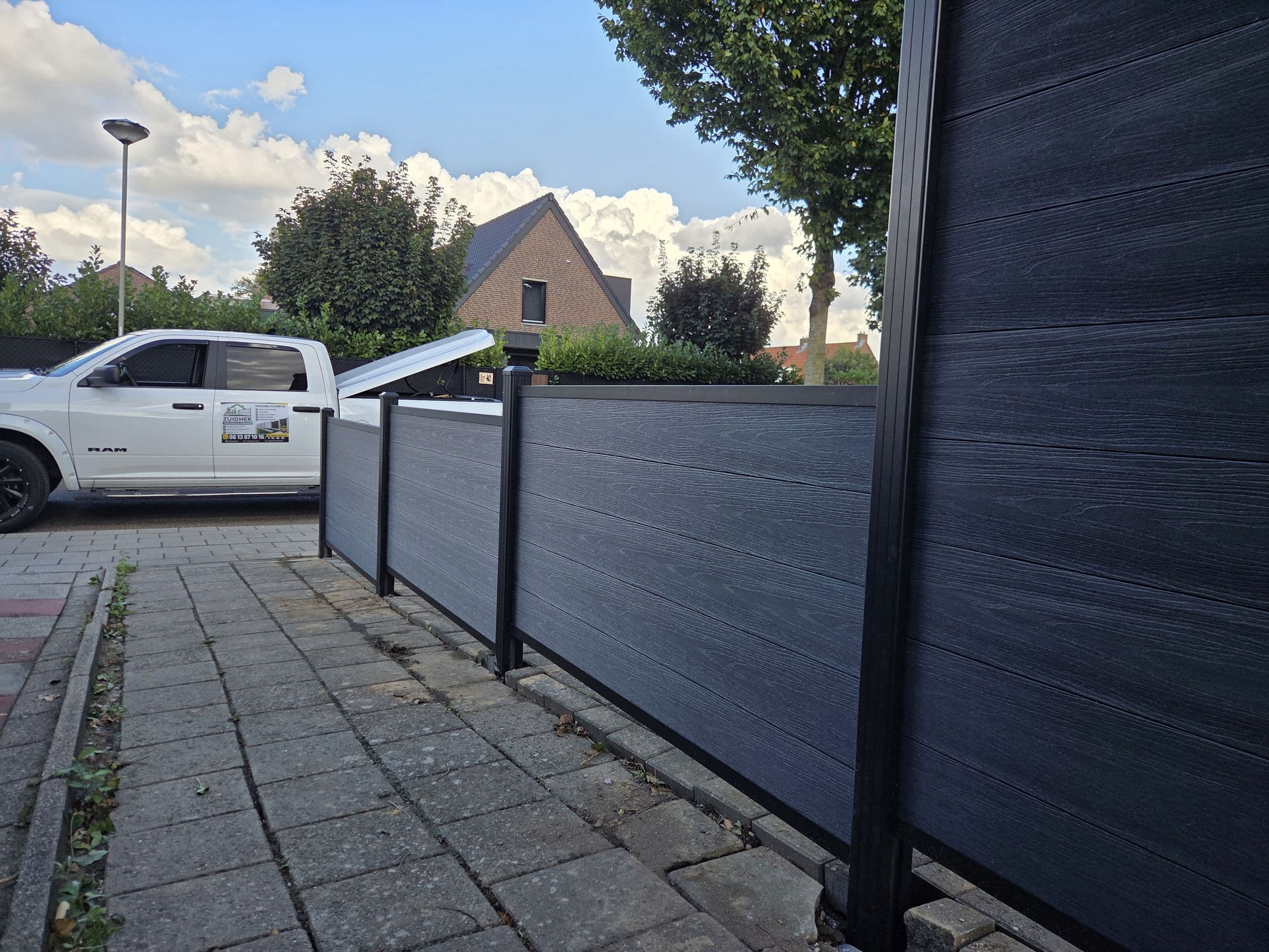 Composiet antraciet: Antraciet schutting aan de voorkant van een woning