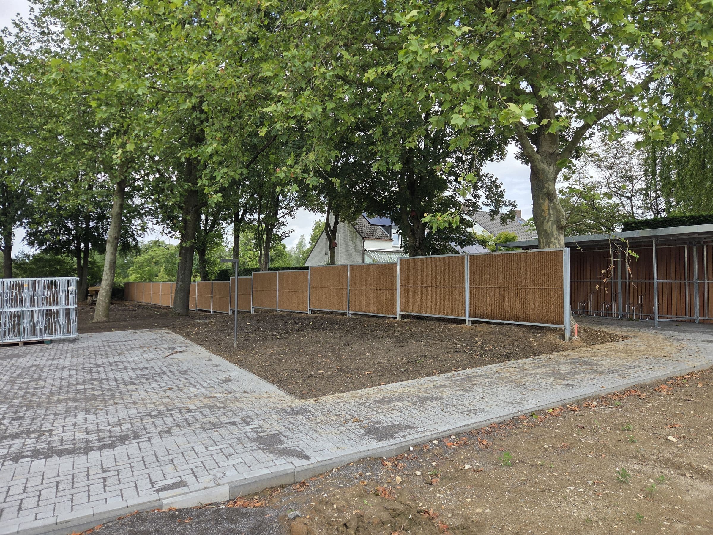 Composiet houtlook: Houtlook schutting langs nieuwe bestrating
