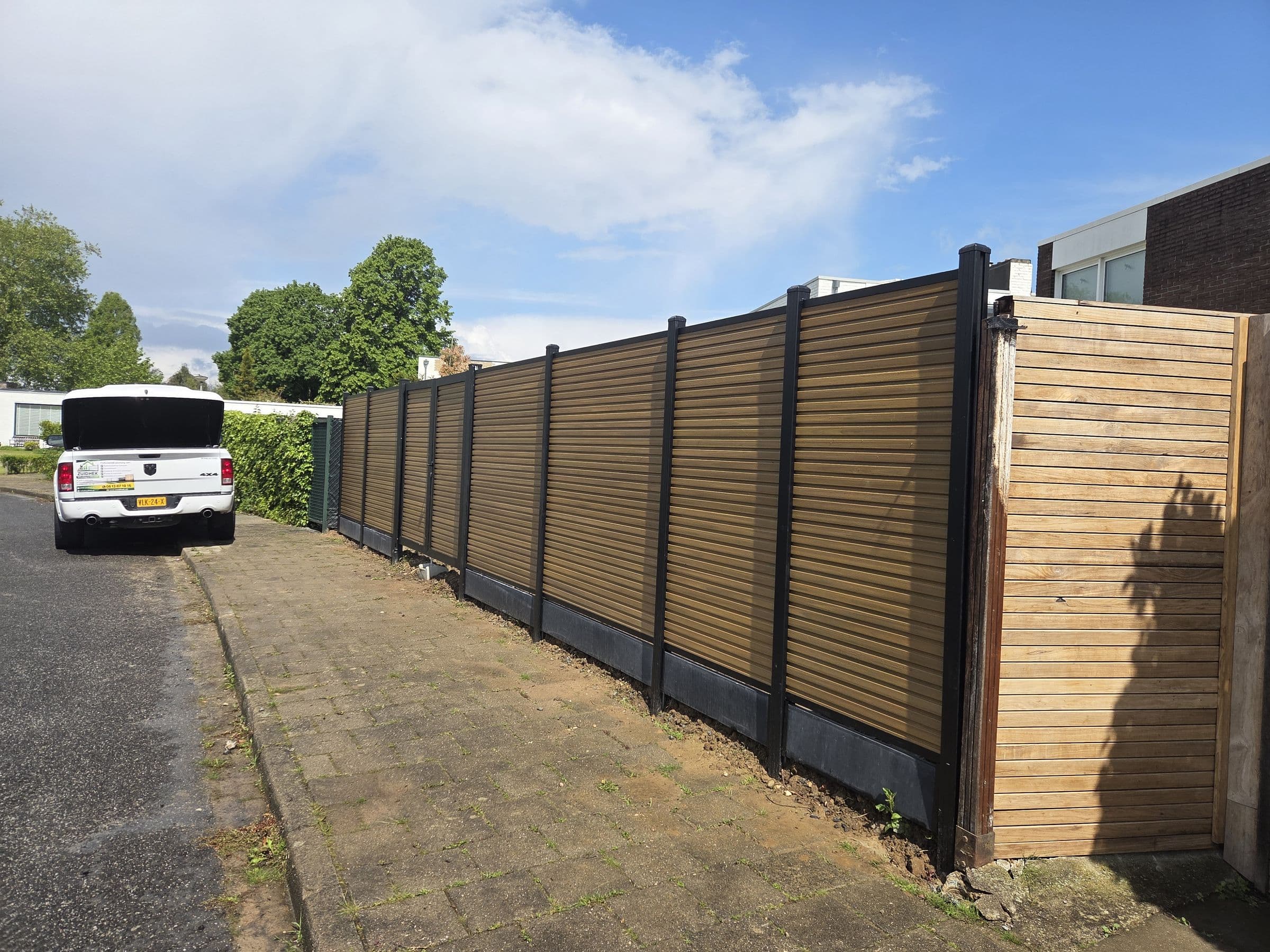 Composiet houtlook: Houtlook schutting langs een oprit