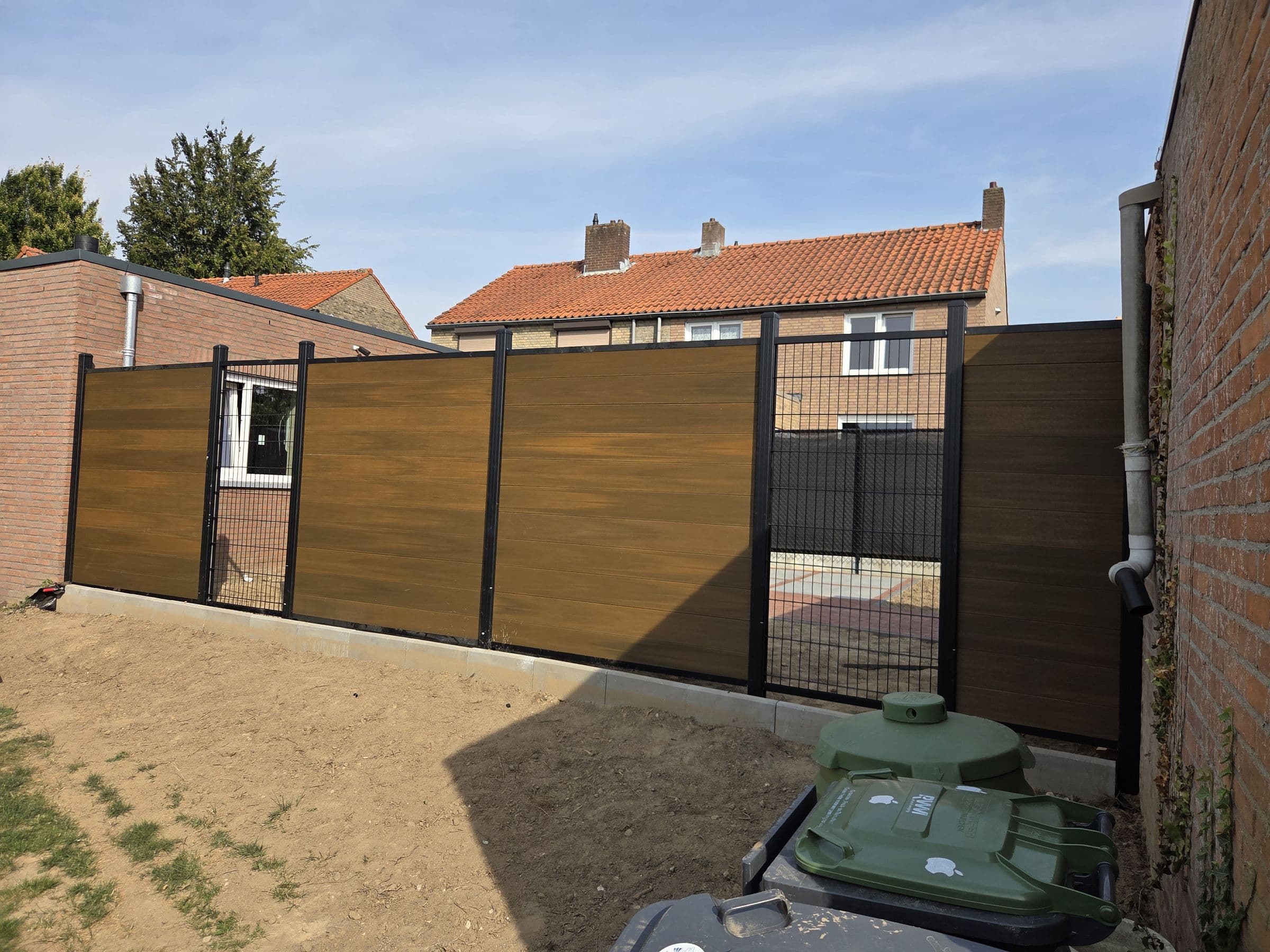 Poorten: Houtlook schutting met poort aan de oprit