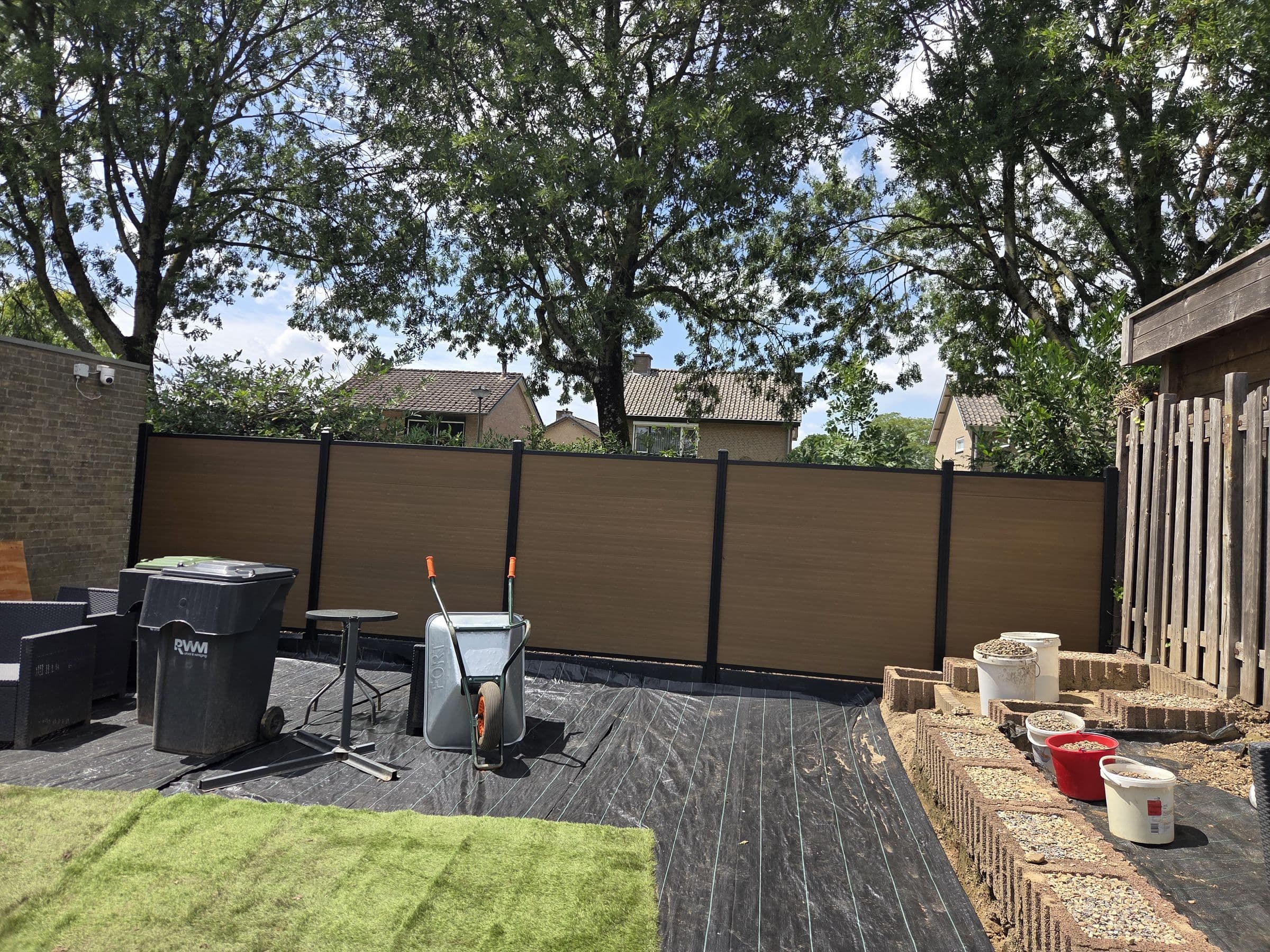 Composiet houtlook: Houtlook schutting achter een terras