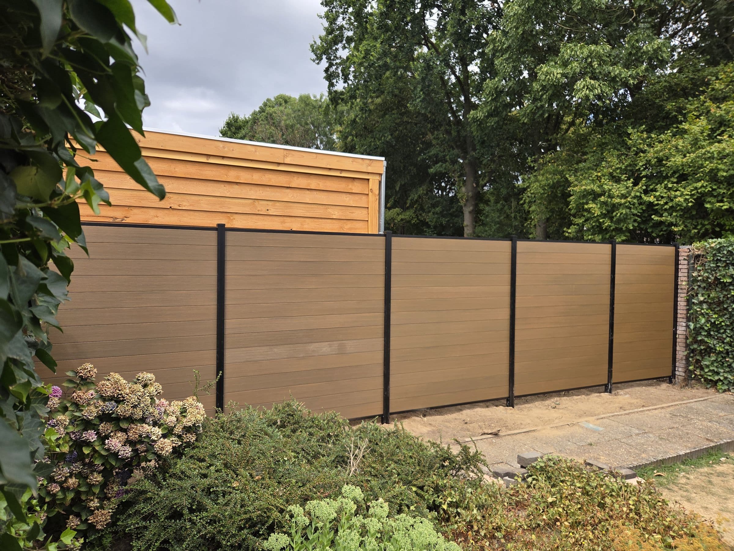 Composiet houtlook: Houtlook schutting langs het terras