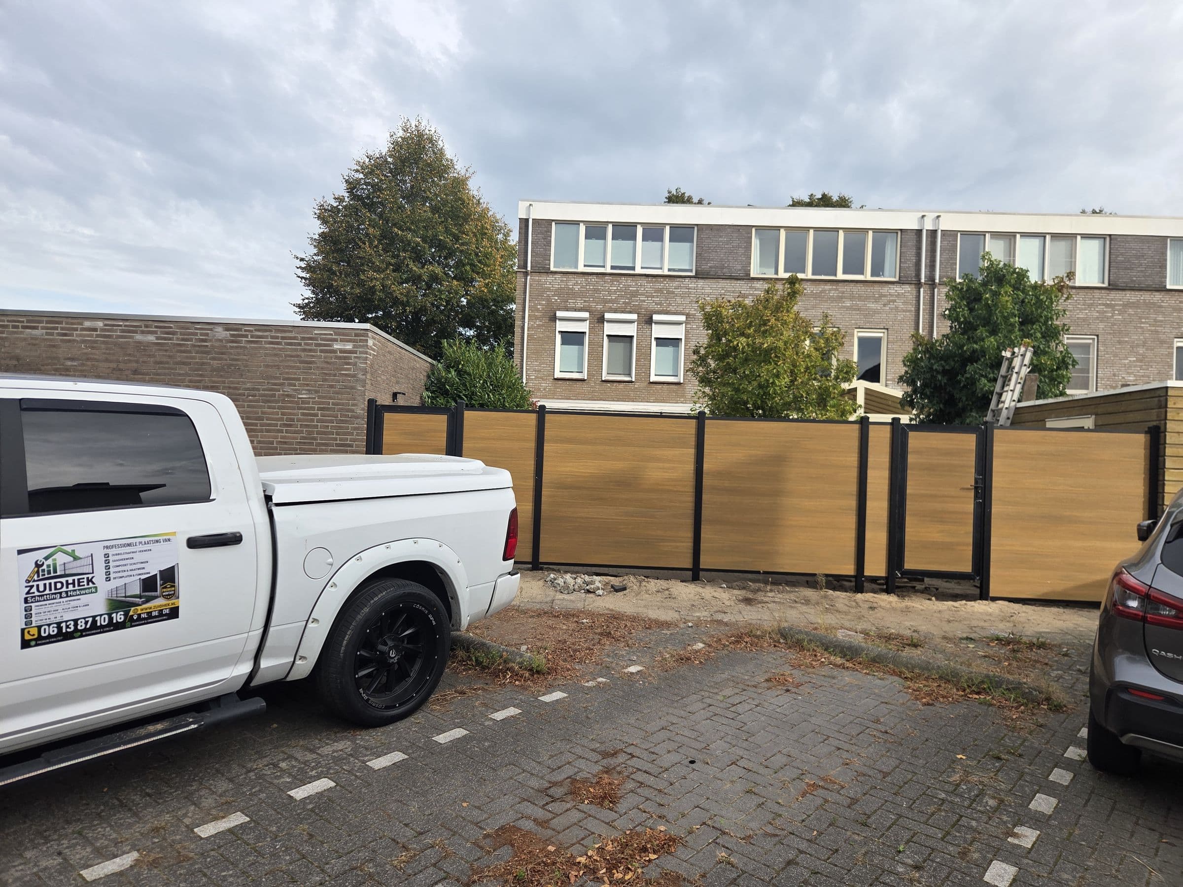 Composiet houtlook: Houtlook schutting rond een parkeerplaats