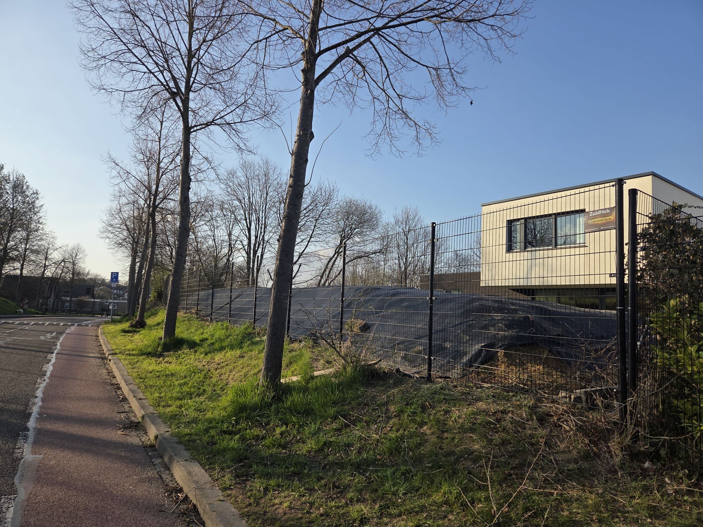 Dubbelstaafmat: Dubbelstaafmat met windschermdoek langs een fietspad