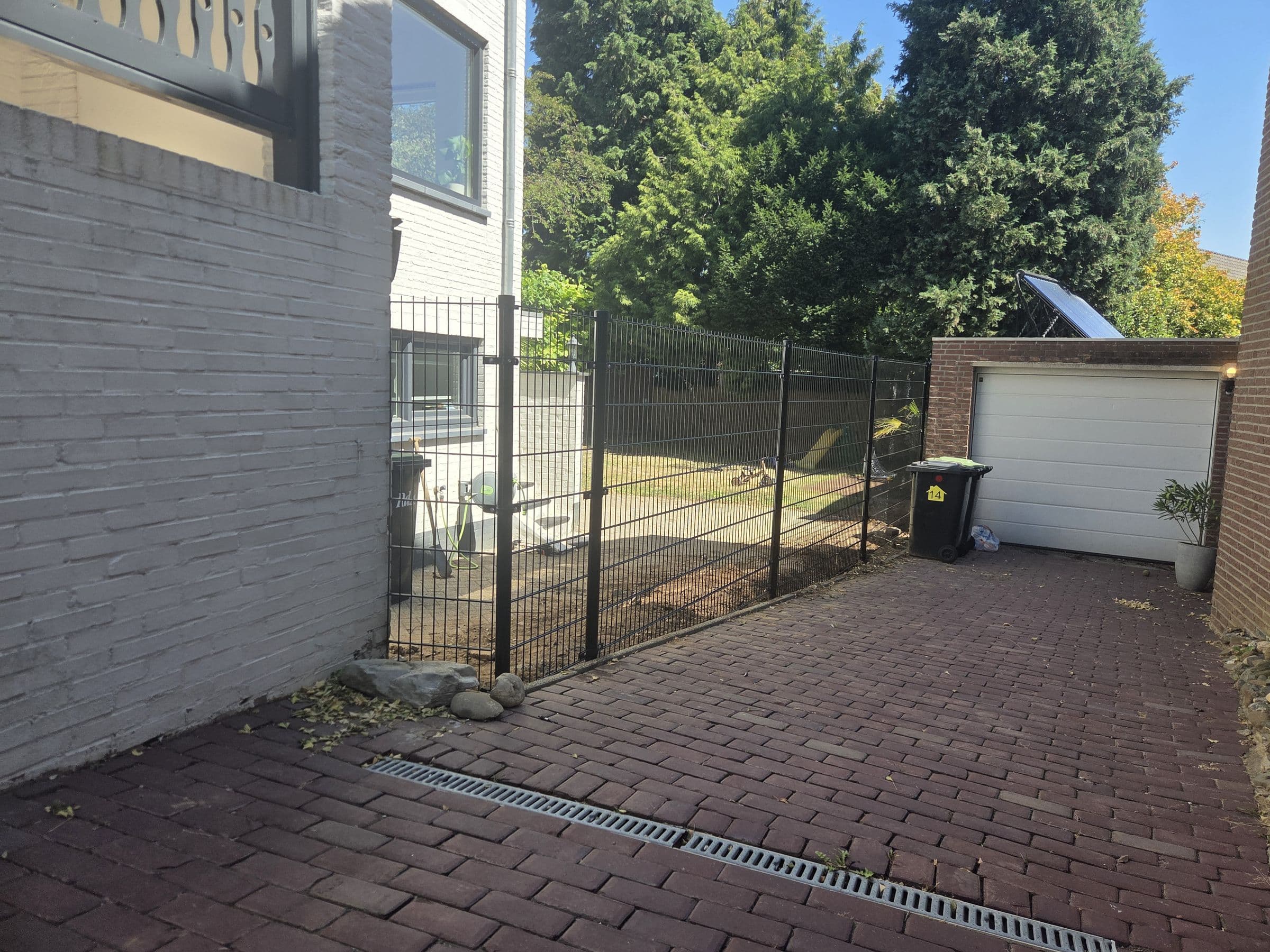 Dubbelstaafmat: Dubbelstaafmat met poort in een zijtuin