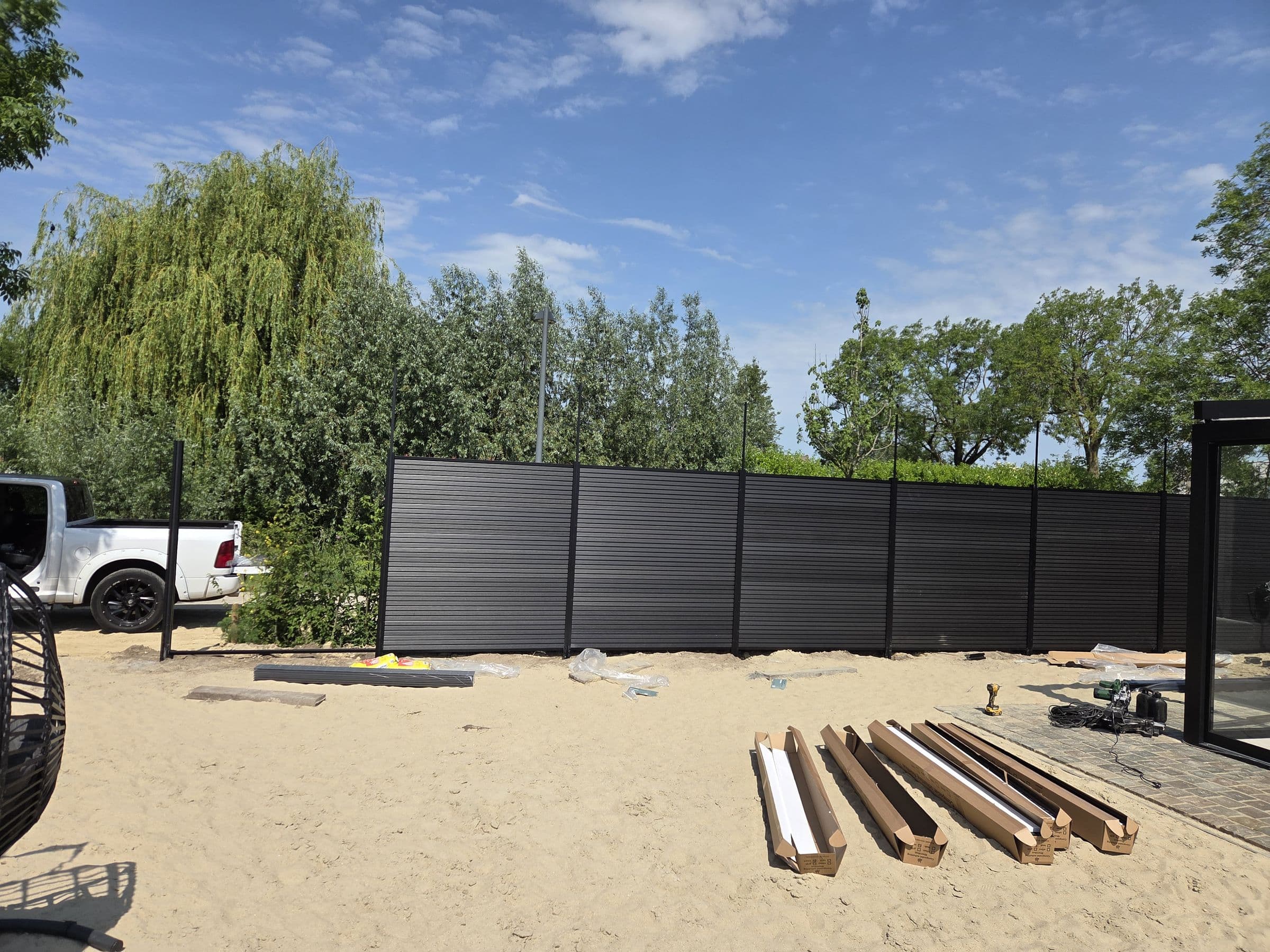 In uitvoering: Antraciet schutting vlak voor de oplevering